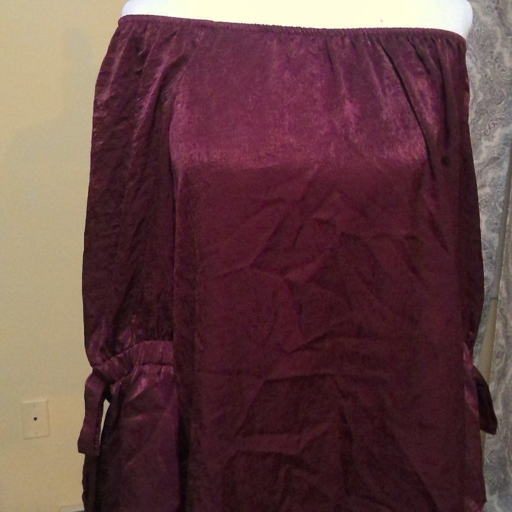 5/$50 A. Byer Maroon Off Shoulder 3/4 Sleeve Blouse, Size Medium